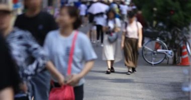 Shinjuku şehir caddesinde yürüyüş insanlar