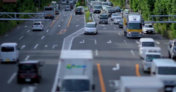 Una calle céntrica en la avenida Kanpachi en Tokio mierda de inclinación diurna — Vídeos de Stock