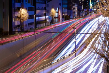 Tokyo 'daki şehir caddesinde gece trafiği sıkışıklığı