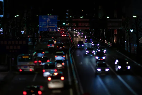 Un atasco de tráfico nocturno en miniatura en la calle de la ciudad en Tokio —  Fotos de Stock
