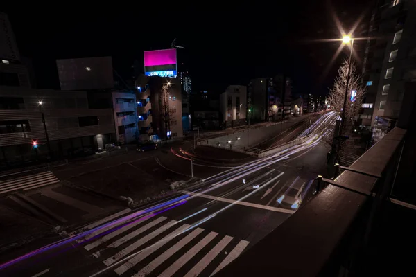 Nocny korek na miejskiej ulicy w Tokio szerokie ujęcie — Zdjęcie stockowe