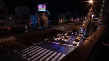 Tokyo 'daki şehir caddesindeki trafik sıkışıklığının gece zamanı.