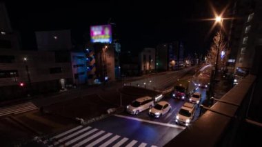 Tokyo 'daki şehir caddesindeki trafik sıkışıklığının gece zamanı.