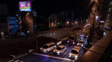 Tokyo 'daki şehir caddesindeki trafik sıkışıklığının gece görüntüsü.