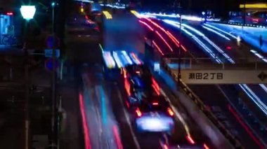 Tokyo 'daki şehir caddesindeki trafik sıkışıklığının gece zamanı.