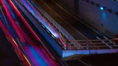 Tokyo 'daki şehir caddesindeki trafik sıkışıklığının gece zamanı.