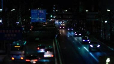 Tokyo tilt 'teki şehir caddesindeki minyatür trafik sıkışıklığının gece zamanı.