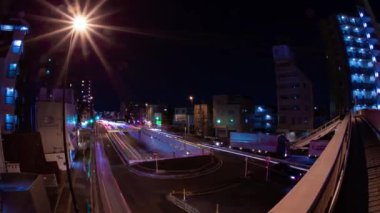 Tokyo 'daki şehir caddesindeki trafik sıkışıklığının gece görüntüsü.