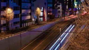 Tokyo 'da şehir caddesindeki trafik sıkışıklığının gece zamanı.