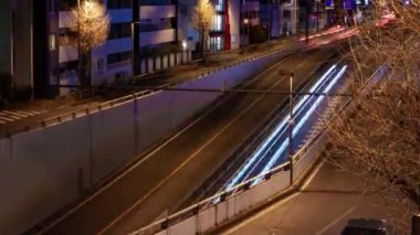 Tokyo tilt 'teki şehir caddesinde trafik sıkışıklığının gece vakti.