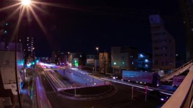 Tokyo 'daki şehir caddesindeki trafik sıkışıklığının gece görüntüsü.