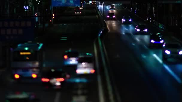 Sebuah malam tiLapse kemacetan lalu lintas miniatur di jalan kota di Tokyo panning — Stok Video