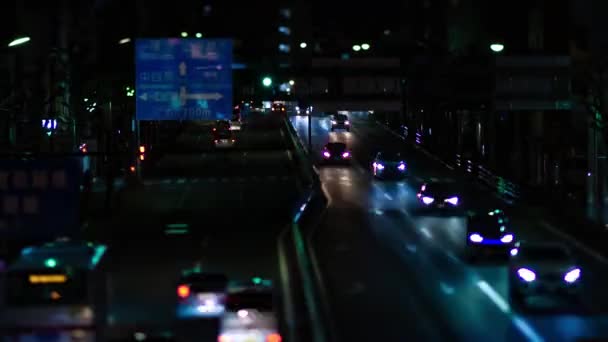 Un timelapse nocturne de l'embouteillage miniature dans la rue de la ville à Tokyo zoom — Video