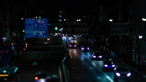 Un lapso de tiempo nocturno del atasco de tráfico en miniatura en la calle de la ciudad en Tokio panorámica — Vídeos de Stock