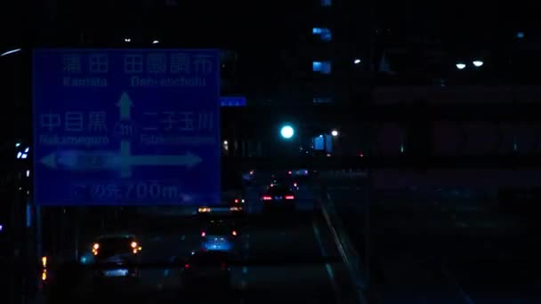 En natt timelapse av trafiken jam på stadens gata i Tokyo långskott zoom — Stockvideo