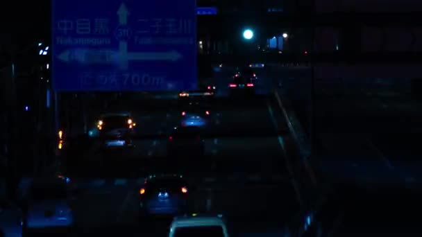 Egy éjszakai dugó a város utcájában Tokióban. Távoli fekvés. — Stock videók