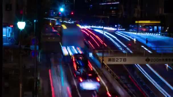 Un timelapse noche del atasco de tráfico en la calle de la ciudad en Tokio inclinación de largo plazo — Vídeo de stock