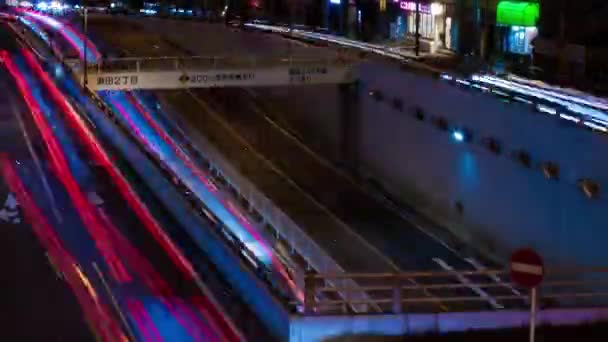 Un timelapse notturno dell'ingorgo stradale nella strada della città di Tokyo inclinazione a tiro lungo — Video Stock