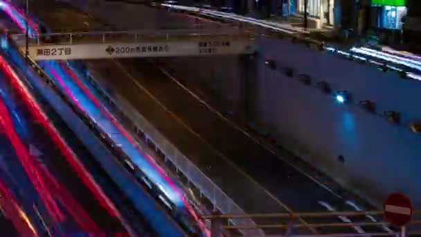 Un timelapse de nuit de l'embouteillage dans la rue de la ville à Tokyo zoom long-plan — Video