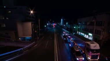 Tokyo 'daki şehir caddesindeki trafik sıkışıklığının gece görüntüsü.