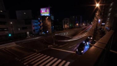 Tokyo 'daki şehir caddesindeki trafik sıkışıklığının gece görüntüsü.