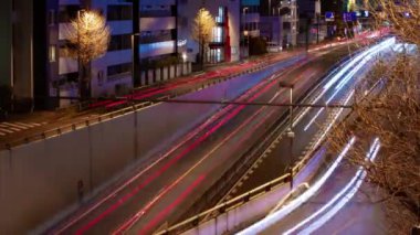 Tokyo 'daki şehir caddesindeki trafik sıkışıklığının gece zamanı.