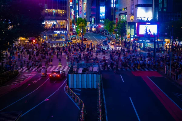 Een scramble kruising bij de neon stad in Shibuya Tokio breed schot — Stockfoto