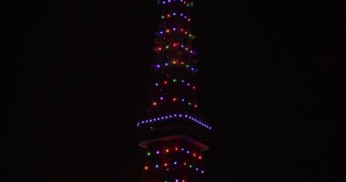 Gece vakti Tokyo Kulesi 'nden kapanıyor.