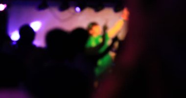 Rock kulübündeki izleyicilerin dikkati dağıldı.