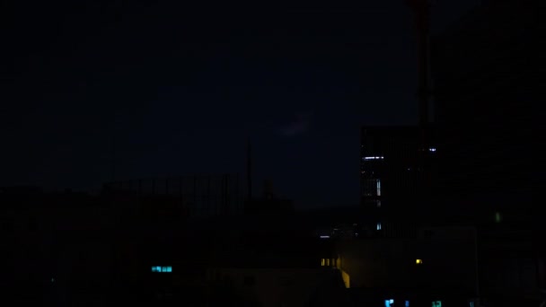 Un timelapse de fuegos artificiales cerca del edificio en la ciudad urbana de Tokio en la inclinación de verano — Vídeo de stock