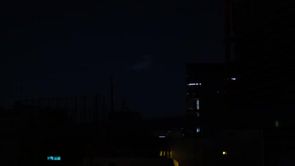 Un timelapse de fuegos artificiales cerca del edificio en la ciudad urbana de Tokio en verano panorámica — Vídeo de stock