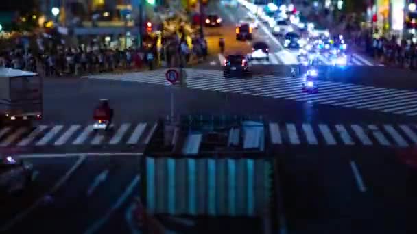 Μια χρονική χρονική διάρκεια της διασταύρωσης στην πόλη νέον στη Σιμπούγια Tokyo μετατόπιση κλίσης — Αρχείο Βίντεο