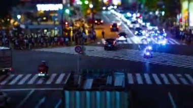 Shibuya Tokyo 'daki Neon Town' da yapılan kalkış mesafesinin zamanlaması.