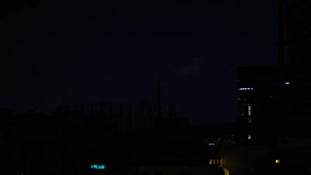 Un timelapse de feux d'artifice près du bâtiment de la ville urbaine de Tokyo à l'été panoramique — Video