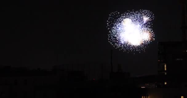 Fogos de artifício perto do edifício na cidade urbana de Tóquio na noite de verão tiro longo — Vídeo de Stock