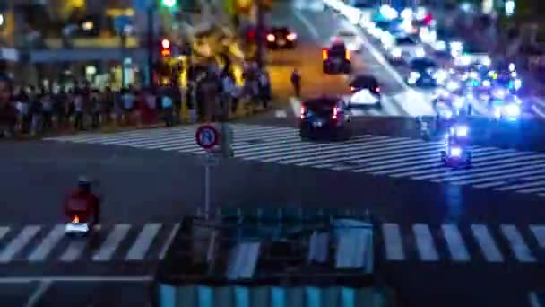Uma cronologia da travessia do scramble na cidade de néon em Shibuya Tokyo tilt shift zoom — Vídeo de Stock