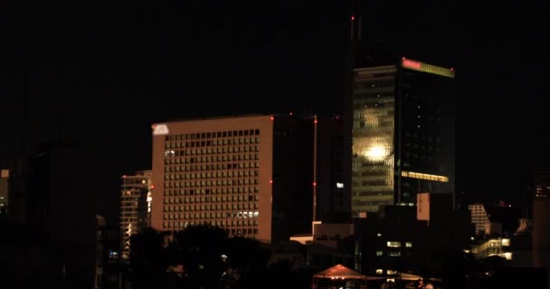 Merefleksikan kembang api pada bangunan di kota perkotaan di Tokyo pada malam musim panas — Stok Video
