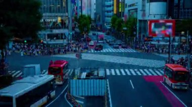 Shibuya 'nın Tokyo' dan geçişinin günbatımı görüntüsü.