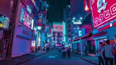 Shibuya Tokyo yakınlarındaki neon sokağında bir gece vakti.