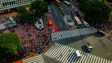 Shibuya 'nın Tokyo' dan geçişinin zamanı. Yüksek açılı geniş açılı zoom.