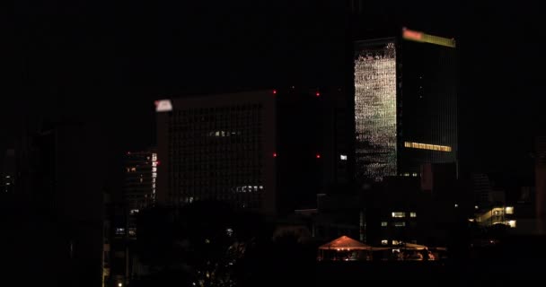 Reflecterend vuurwerk op het gebouw in de stad Tokio in de zomernacht — Stockvideo