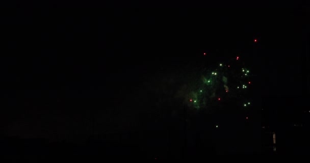 Feux d'artifice près du bâtiment de la ville urbaine de Tokyo la nuit d'été long shot — Video