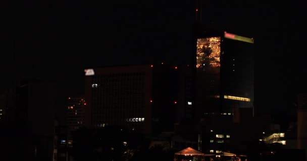 Reflekterande fyrverkerier på byggnaden i staden Tokyo på sommarnatten — Stockvideo