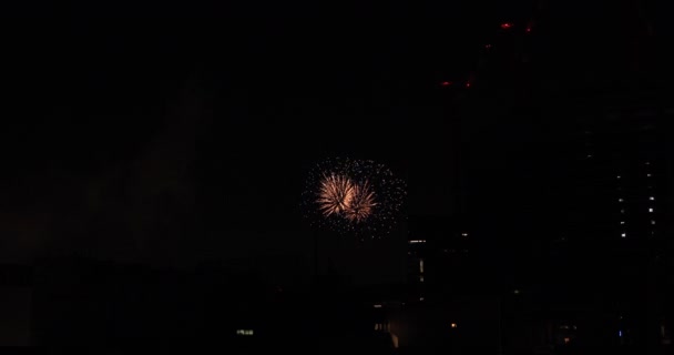 Feux d'artifice près du bâtiment de la ville urbaine de Tokyo la nuit d'été vue d'ensemble — Video