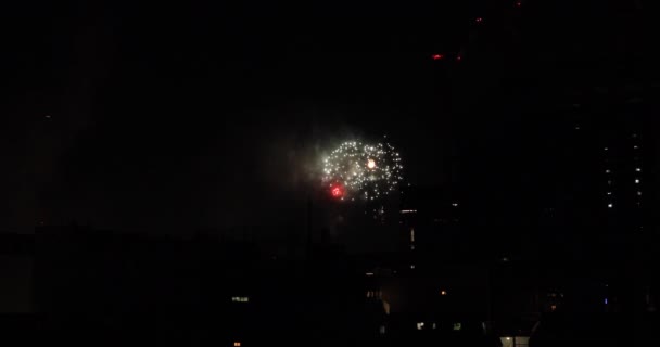 Vuurwerk in de buurt van het gebouw in de stad Tokio in de zomer nacht breed schot — Stockvideo