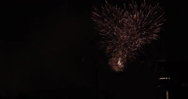 도쿄의 도시에 있는 건물 근처에서는 여름 밤에 장작을 쏘며 불꽃놀이를 한다 — 비디오