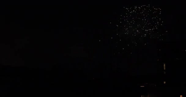 Fuegos artificiales cerca del edificio en la ciudad urbana de Tokio en la noche de verano tiro largo — Vídeos de Stock