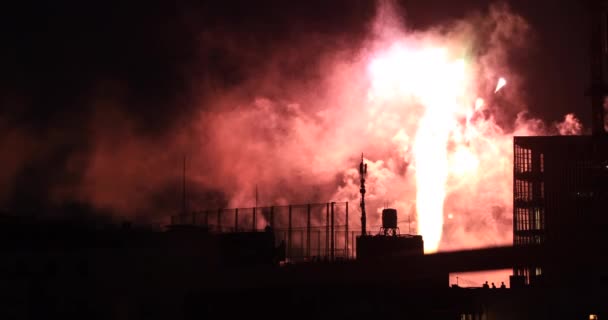 Ohňostroj v blízkosti budovy v městském městě v Tokiu v letní noci — Stock video