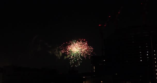 Feux d'artifice près du bâtiment de la ville urbaine de Tokyo la nuit d'été vue d'ensemble — Video