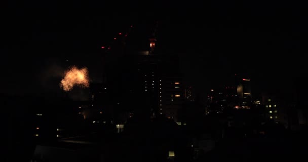 Yaz gecesi Tokyo 'daki şehir merkezindeki binanın yanında havai fişekler patladı. — Stok video